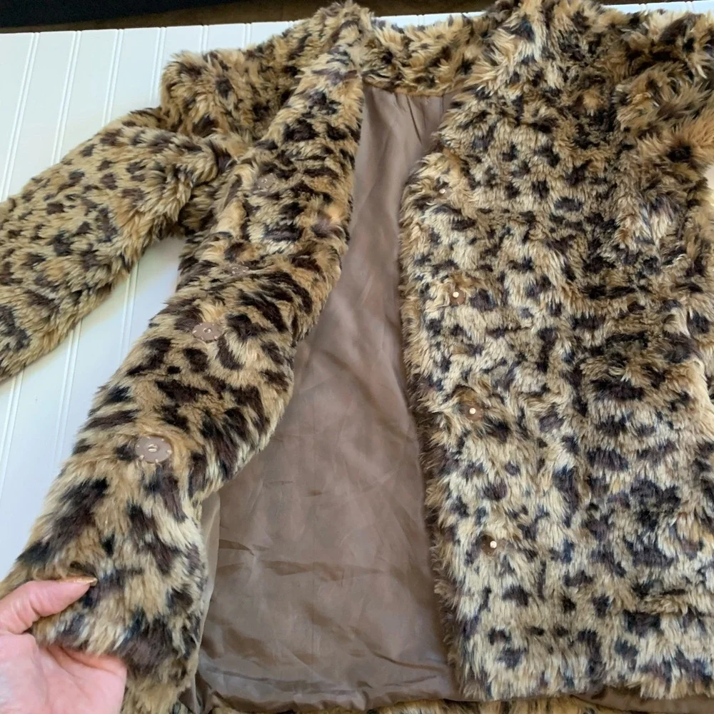 NWT-Schritt Faux Leopard Fur Coat.